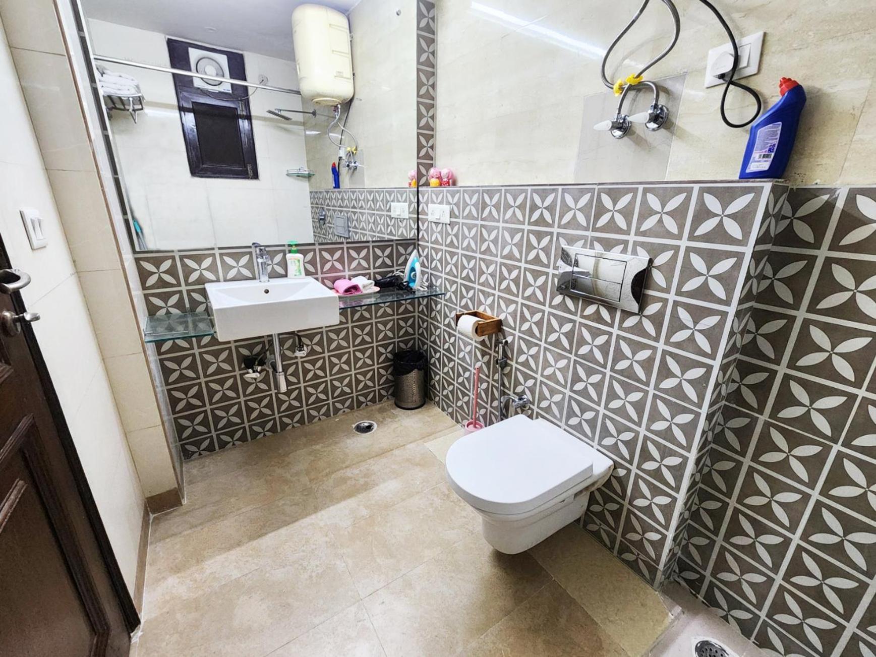 Spacious 1bhk Prime Location With 2 Restrooms 5 New Delhi