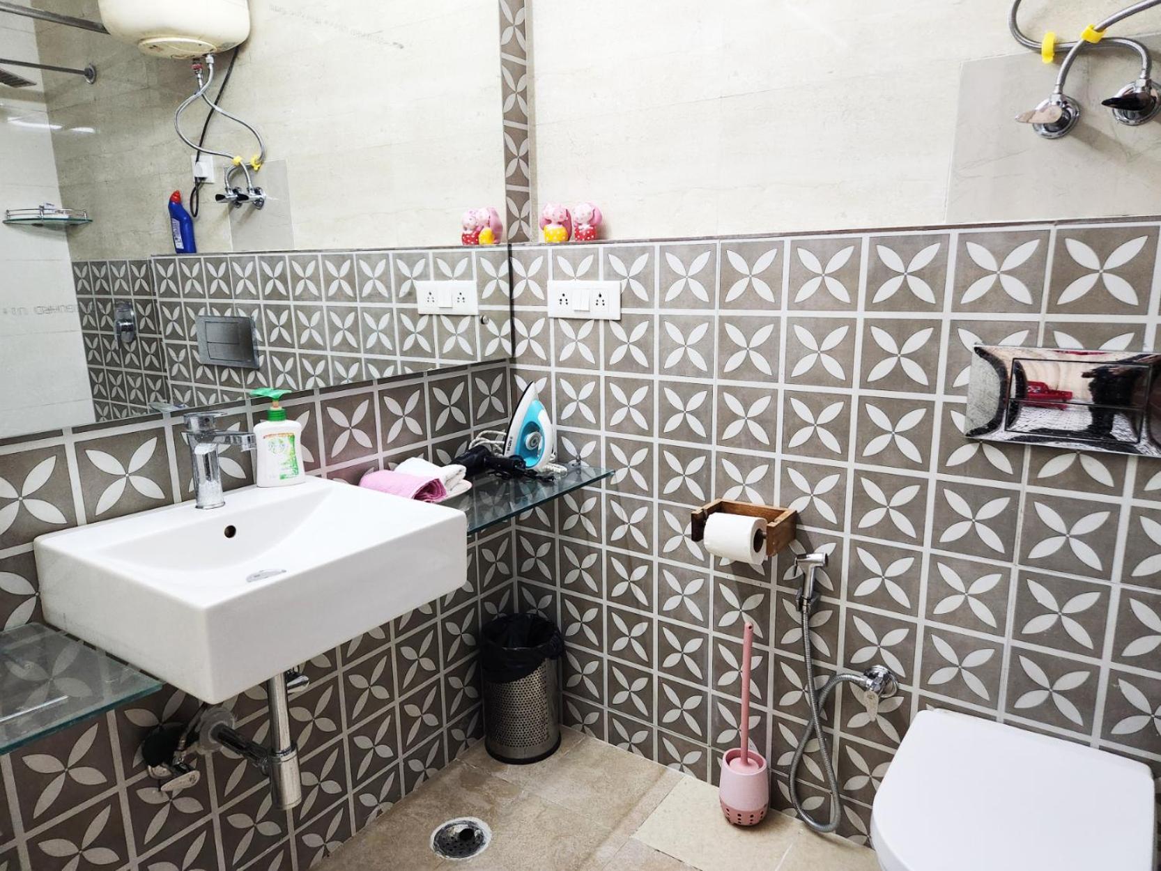 Spacious 1bhk Prime Location With 2 Restrooms 5 Apartment