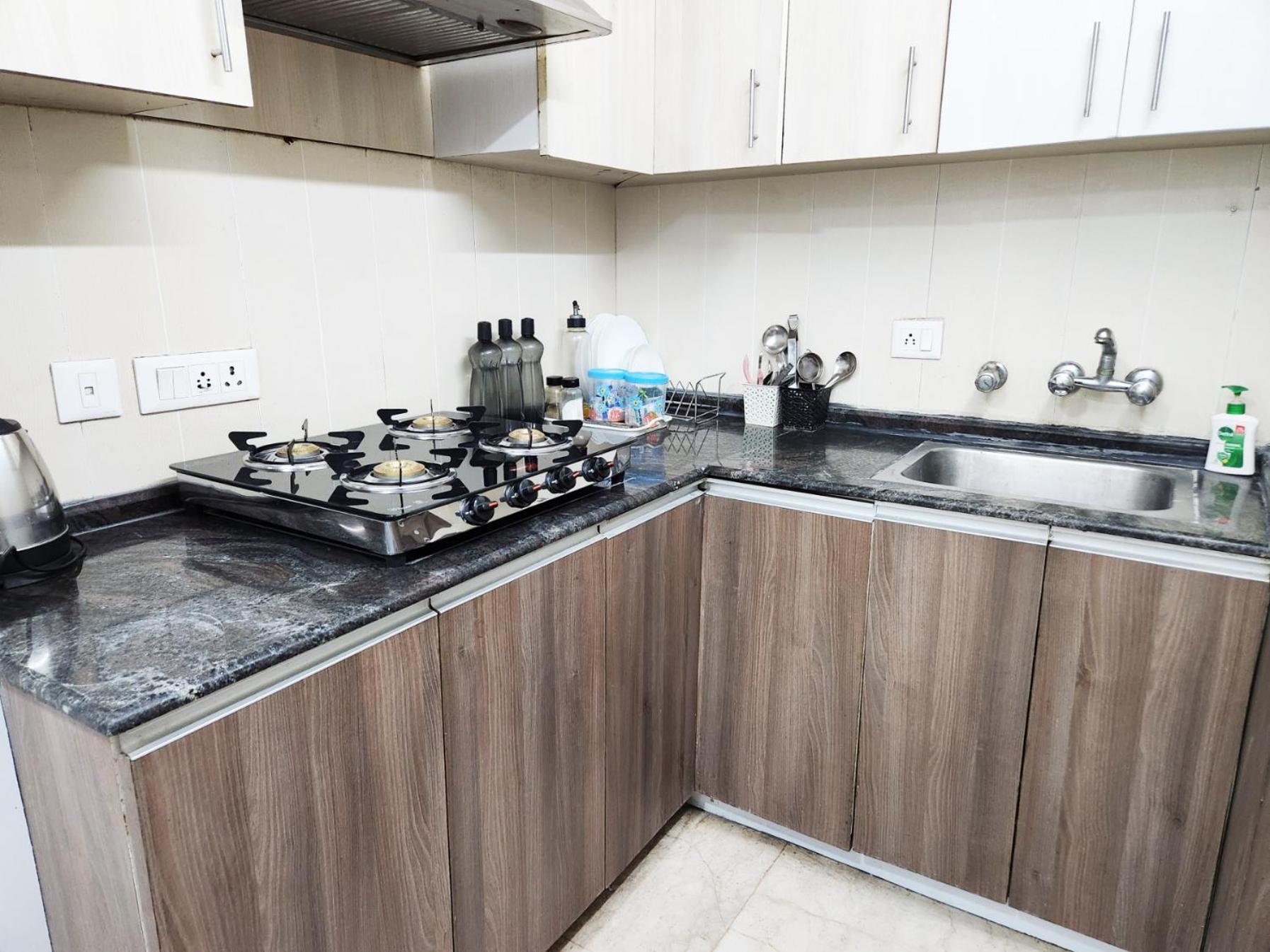 Apartment Spacious 1bhk Prime Location With 2 Restrooms 5 *