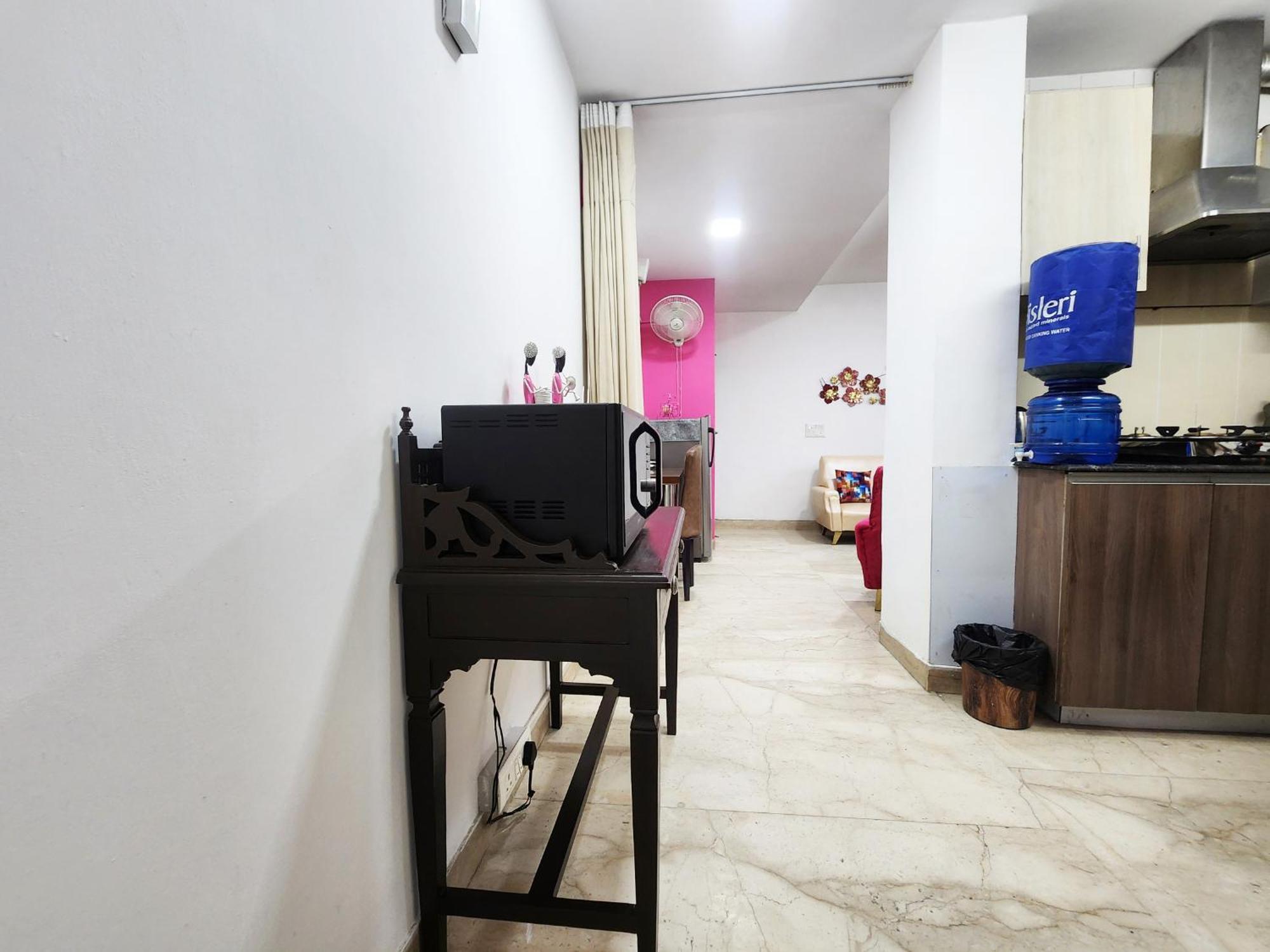 Spacious 1bhk Prime Location With 2 Restrooms 5 * New Delhi