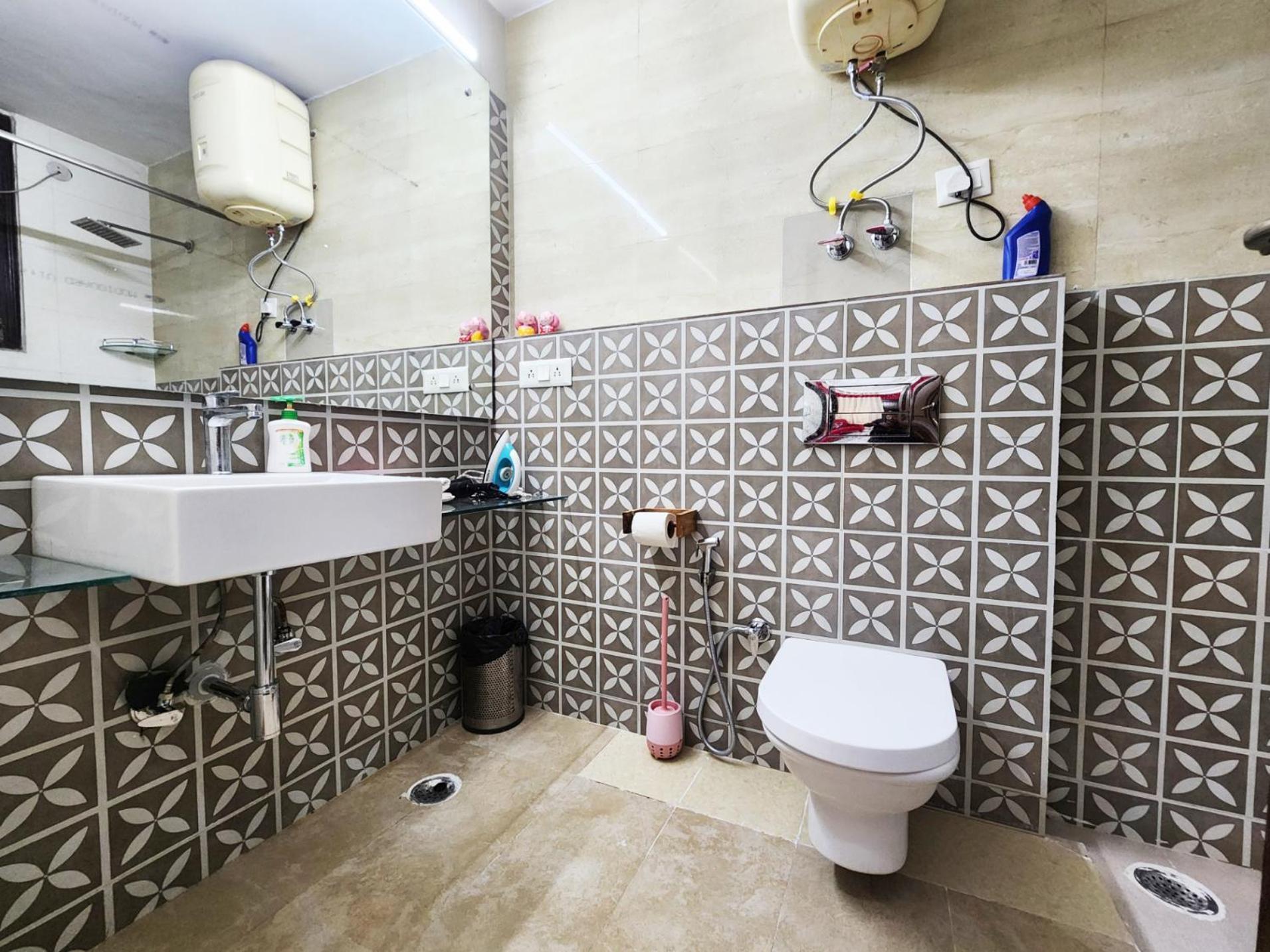 Spacious 1bhk Prime Location With 2 Restrooms 5