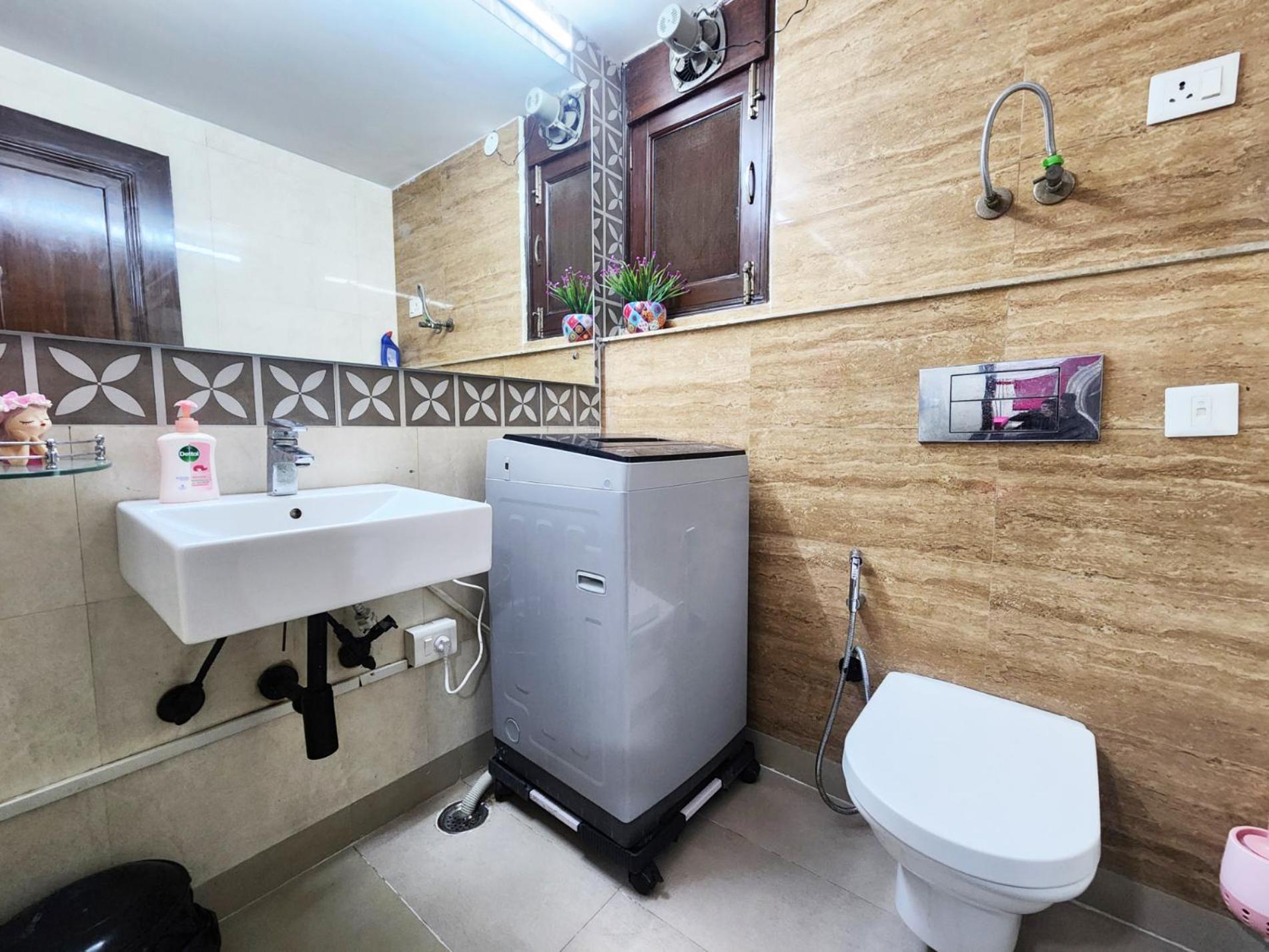 Apartment Spacious 1bhk Prime Location With 2 Restrooms 5 New Delhi